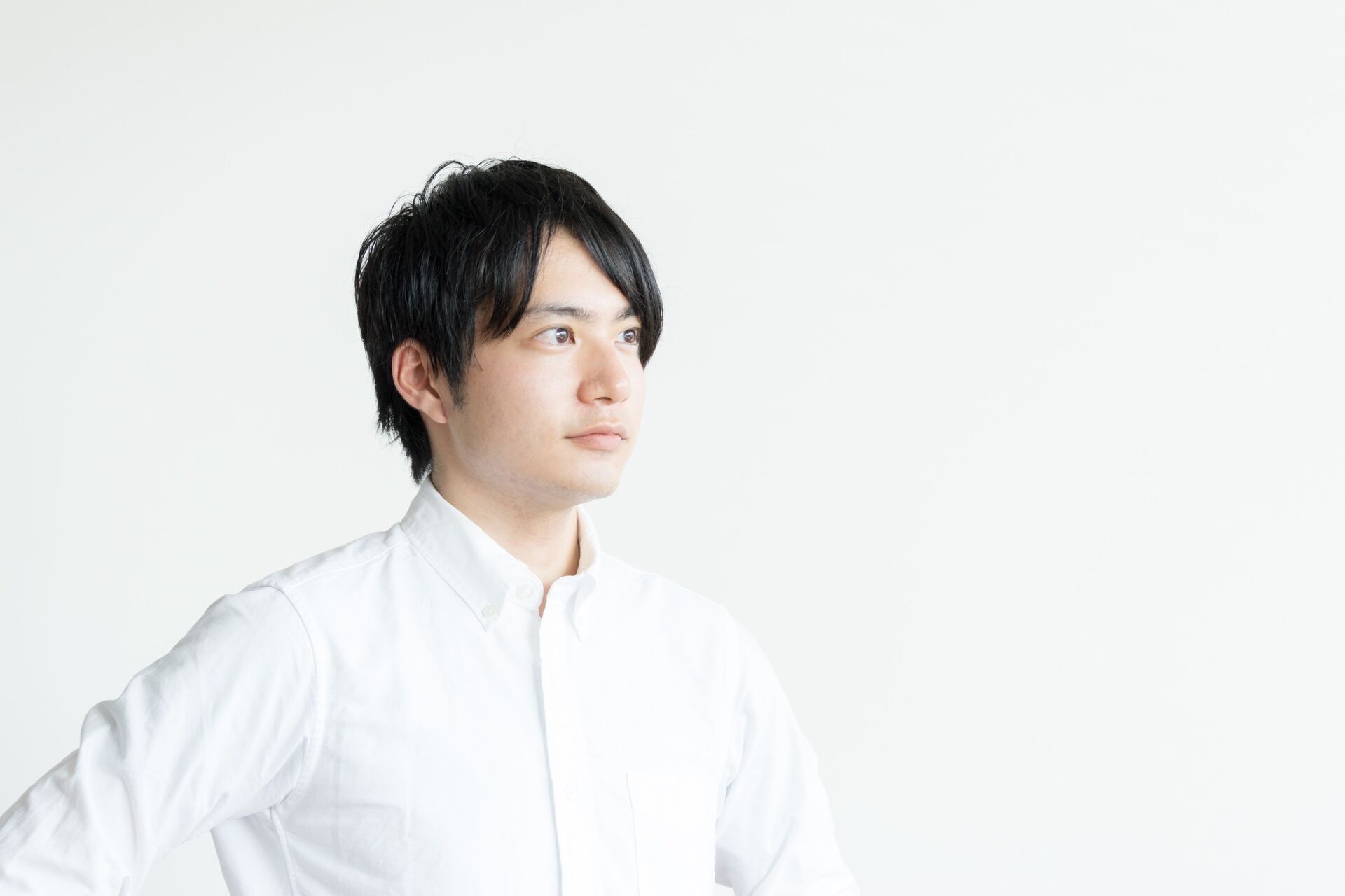 白シャツの男性 メンズサロンIMA成田店